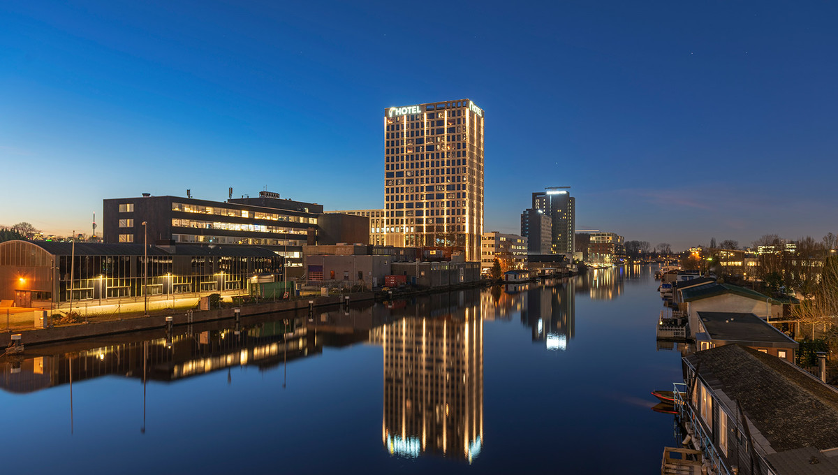 Valk Amsterdam Zuidas