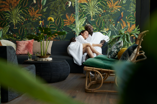 Romantic couple in Wellness de Tropen