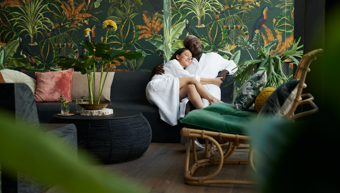 Romantic couple in Wellness de Tropen