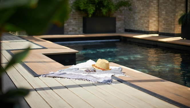 Outdoor swimming pool at Wellness de Tropen